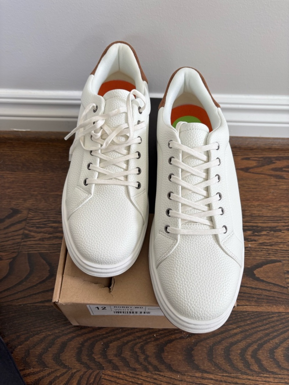 Men's White Low-Top Sneakers with Brown Heel Detail - Picture 3 of 5